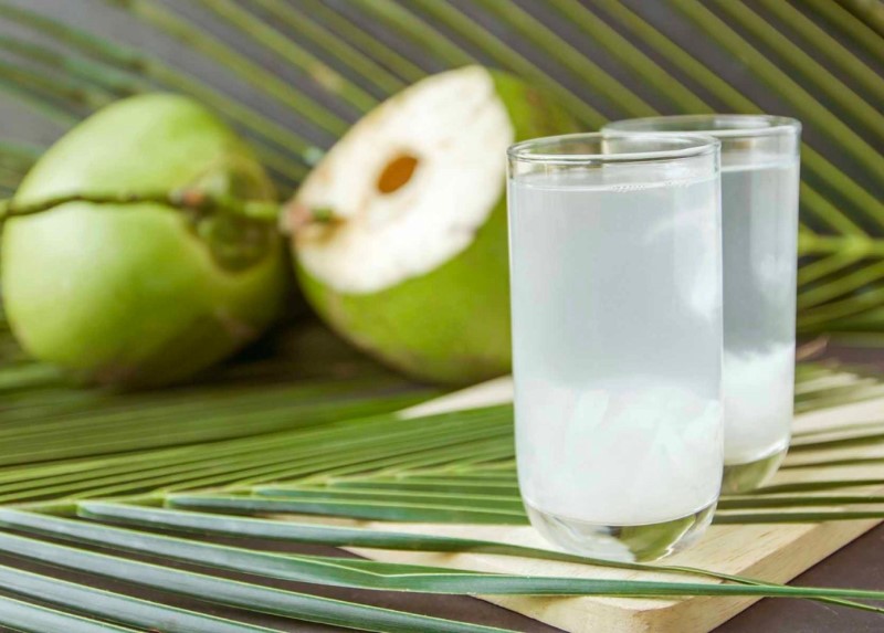 Uống nước dừa giúp bổ sung nước, khoáng chất và giúp bảo vệ hệ xương khớp