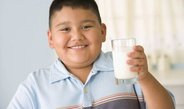                                     Trẻ thừa cân béo phì vẫn cần uống sữa hàng ngày 