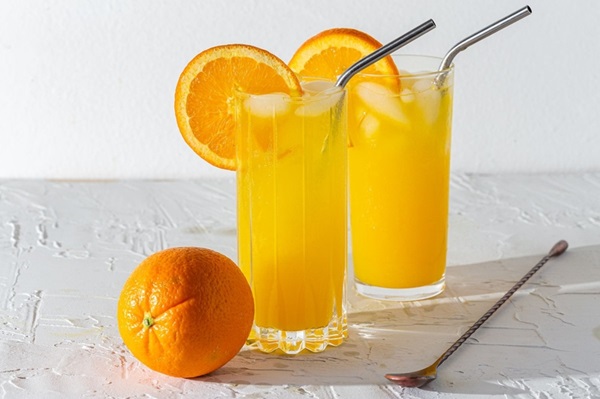 Người lớn thiếu canxi nên uống gì và ăn gì thì câu trả lời là nước cam