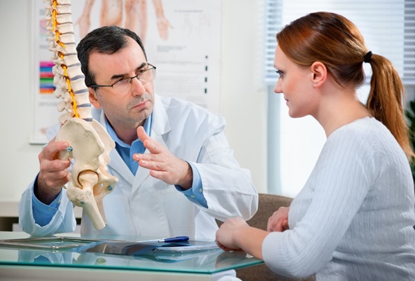 Mắc các bệnh lý cột sống cũng là nguyên nhân dẫn đến loãng xương