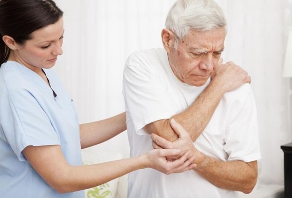 Loãng xương ở người cao tuổi nên điều trị như thế nào?