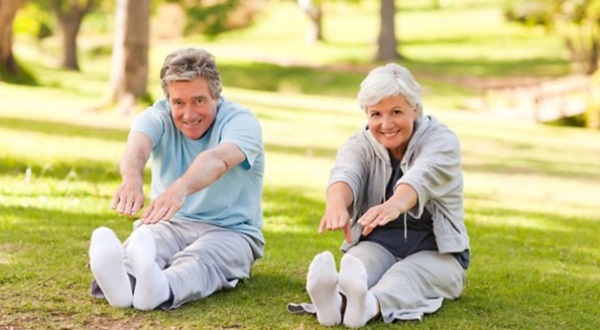 Tuổi cao nên ít vận động dẫn đến giảm tái tạo xương