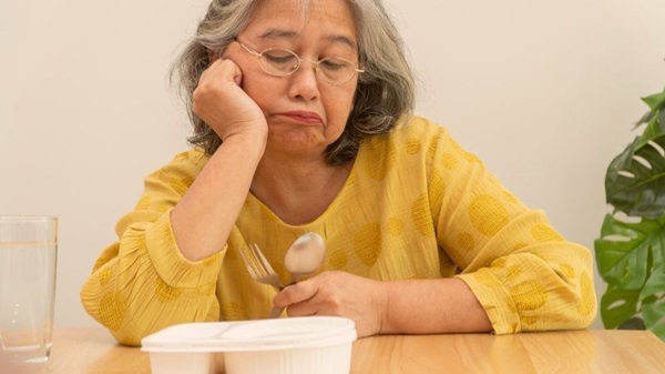 Nên chọn những nguồn dưỡng chất thiết yếu giàu vitamin và khoáng chất cho người cao tuổi ăn uống khó khăn-nanogroup
